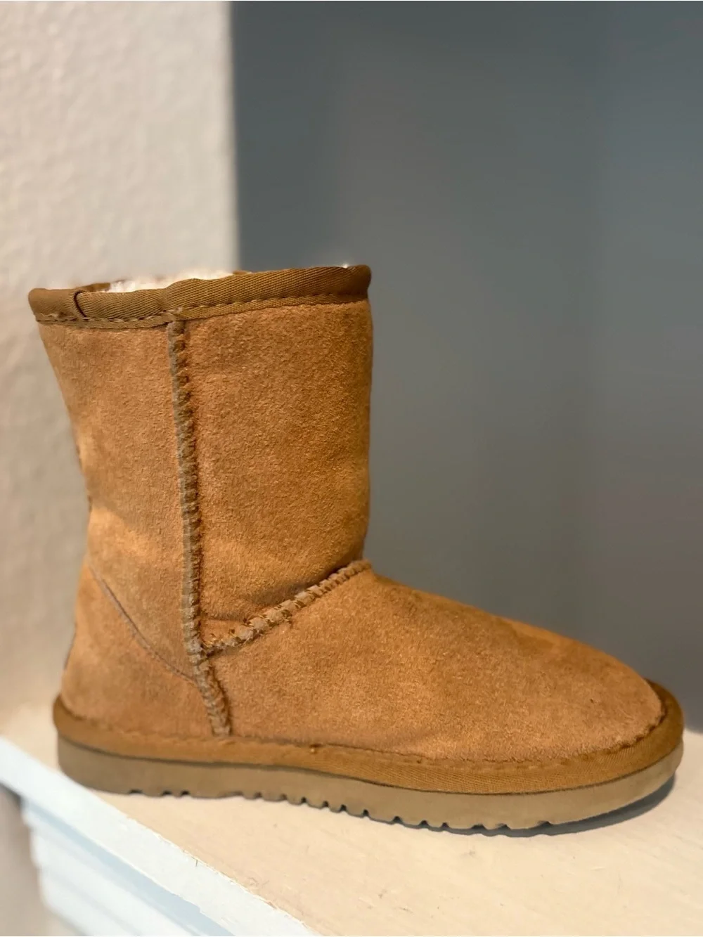 UGG Kids' Classic II Water-Resistant Shearling Brown Little GirlsBoots Size 1.5Y